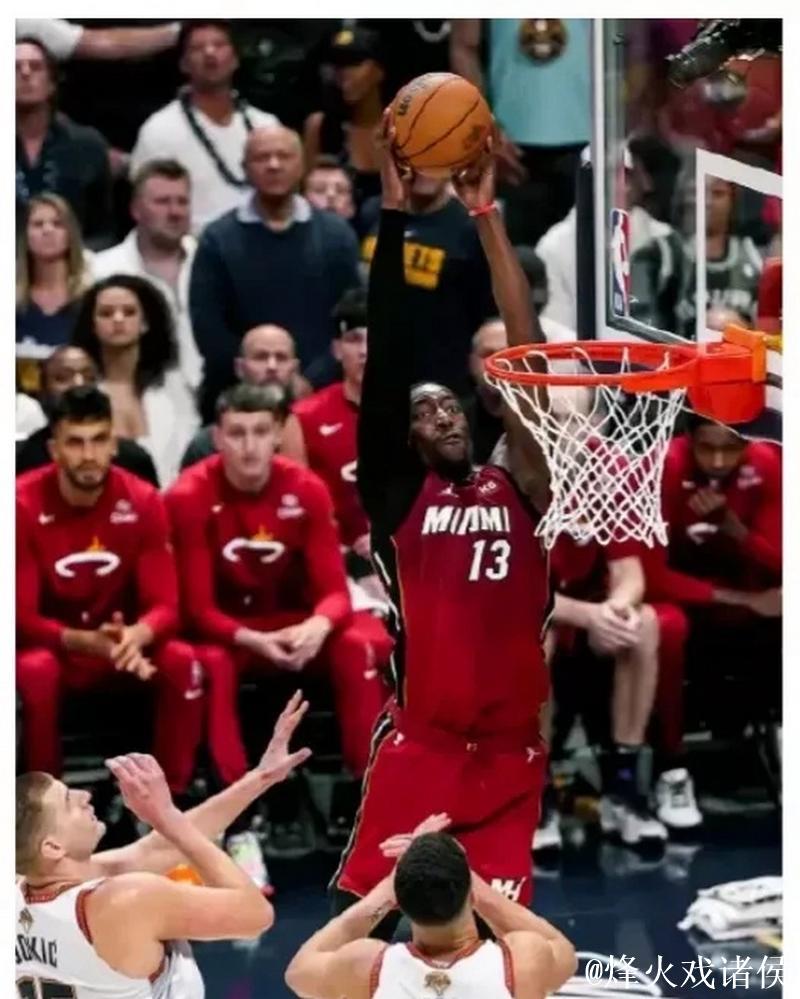 阿德巴约上半场7中4，三分3中1得到13分9篮板2助攻1抢断